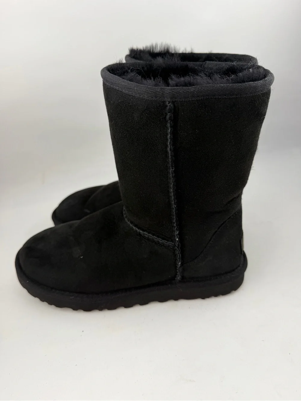 Ugg Women’s Classic Short II -SZ 6- Black Sheepskin Winter Comfort Boots